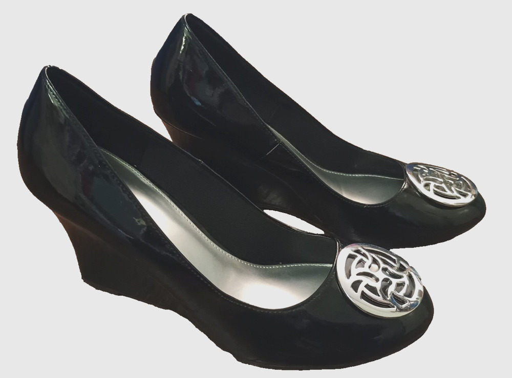 Fioni Black Faux Patent Silver Round Medallion 3.25" Wedge Heels Pumps 10 W EUC